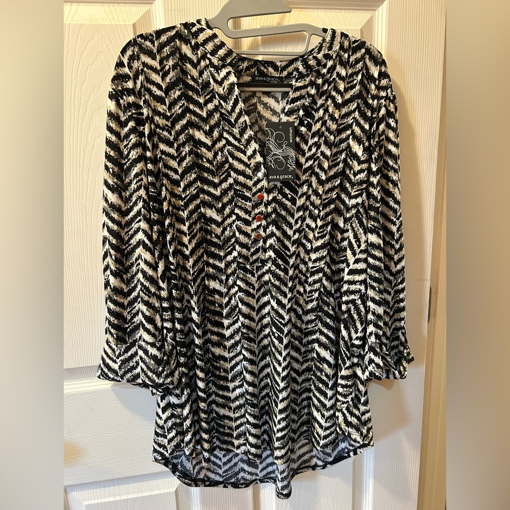 Ava & Grace 1X Black, Tan & White Chevron Blouse 3/4 Roll Tab Sleeves V-Neck NWT